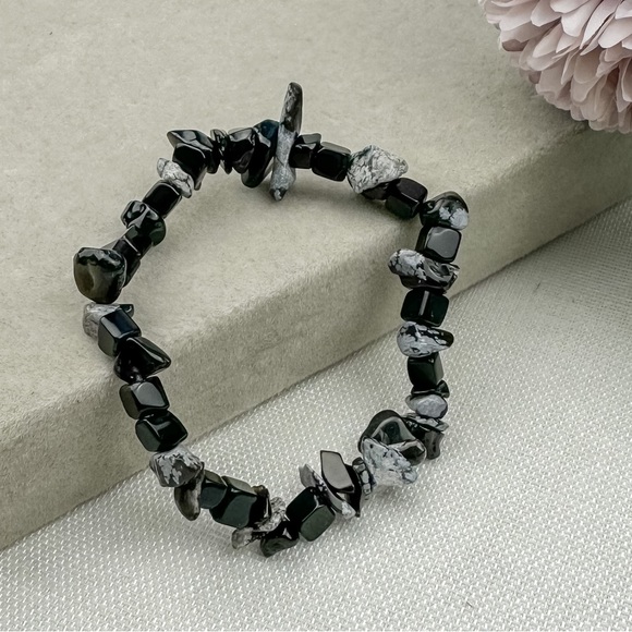 Snowflake obsidian crystal chip bracelet - Picture 3 of 6